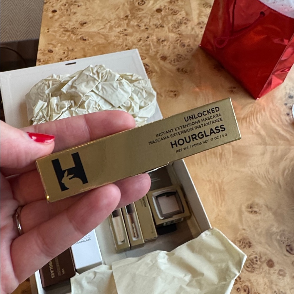 NWT Hourglass Cosmetics x Amex “The Travel Edit” Set - Picture 6 of 10